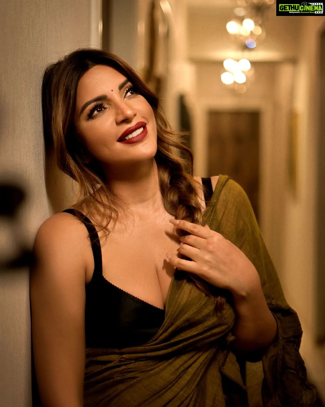 Shama Sikander Instagram - Tum aaye to aaya mujhe yaad , gali me aaj chaand nikla….♥️♥️♥️ . . . #saree #indianwear #influencer #smile #happiness #stylefashion #fashionstyle #viral #like #instagood #pose #photooftheday #shamasikander