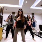 Shama Sikander Instagram – When the Sikanders come togather 

Madness follows

Mummy takes the cake always 😘🧿♥️

#myfamily #happybirthdaysalma #happybirthday #dance #nachore
#indianfamilies #alltalented #supertalented #dancefamily #indians #fun #swag #southindian #song #famous #viral #absolutemadness #lovemyfamily