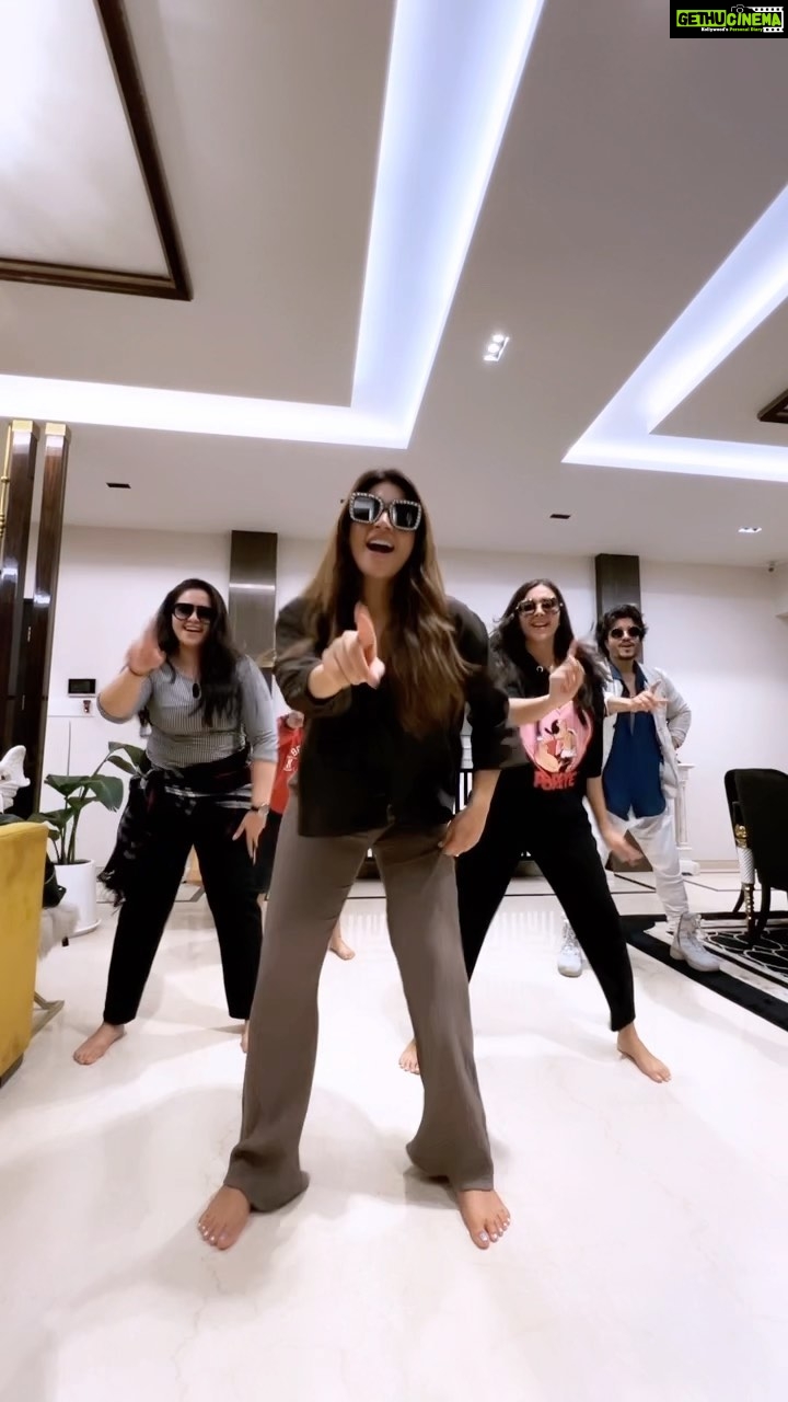 Shama Sikander Instagram - When the Sikanders come togather Madness follows Mummy takes the cake always 😘🧿♥️ #myfamily #happybirthdaysalma #happybirthday #dance #nachore #indianfamilies #alltalented #supertalented #dancefamily #indians #fun #swag #southindian #song #famous #viral #absolutemadness #lovemyfamily