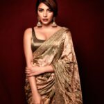Shama Sikander Instagram - Calm, But Alert. Relaxed, But Ready. Smooth, But Sharp. Humble, But Confident. Last night @lokmat.... . . Photographer:- @pranjali_nigudkar Makeup & Hair:- @ankitamanwanimakeupandhair Outfit:- @sabyasachiofficial Shoes:- @jimmychoo . . #lokmatmoststyloshawards2022 #redcarpet #actorlife #awardsnight #celebrities #saree #attire #glam #stylish #icon #shamasikander 📸🎞📽 Mumbai, Maharashtra