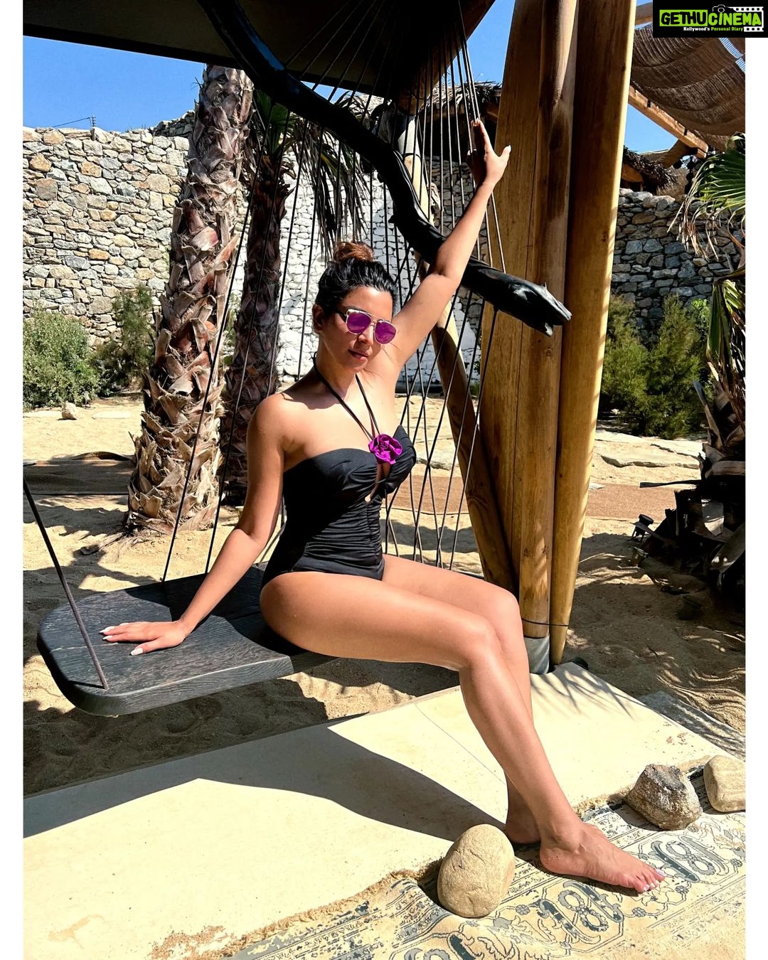 Shama Sikander Instagram - My idea of a perfect day…🤩😇 #beach #blacklove #holiday #traveldairies #mykonos #myrules #makeup #travelwithme #happiness #positivevibes #happydays #actorslife #shamasikander #throwback #mykonos #mykonosgreece