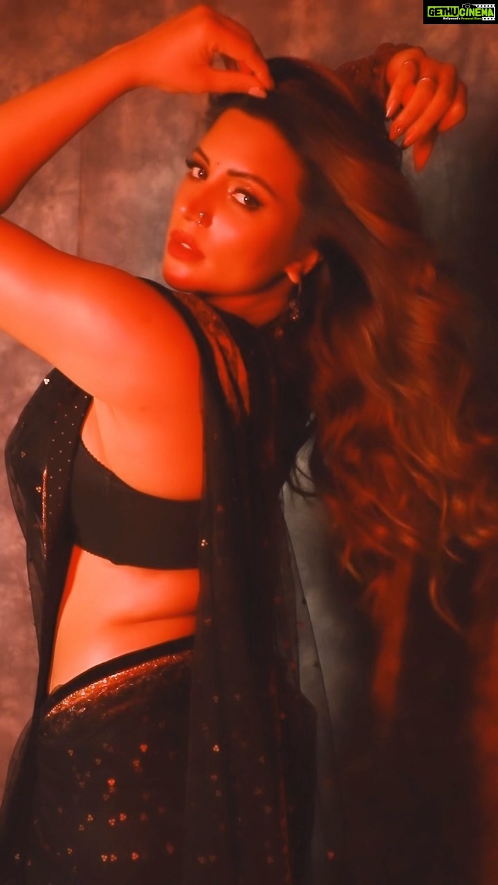 Shama Sikander Instagram - #tuesdayvibes #besexy #youarepowerful #beawsome #loveme #loveyou #myinstafamily ♥️. #hayeramahairflip #hayerama #rangeela #bollywood #song #famous #bollywoodactress #shamasikander #ownyourpower