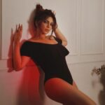 Shama Sikander Instagram - Tall ,Sassy, Cute And Classy 😇🤓😎 . . . #sassy #classy #stylish #woman #black #photoshoot #influencer #instadaily #actorslife #shamasikander