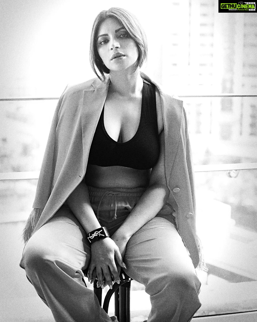 Shama Sikander Instagram - Grey matter… . . . #blackandwhite #photography #shootdairies #actorslife #influencer #woman #sassy #shamasikander