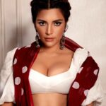 Shama Sikander Instagram - Staring at you….😳 . . . #staring #sassy #look #photoshoot #photooftheday #happiness #hot #shootdairies #actorslife #shamasikander
