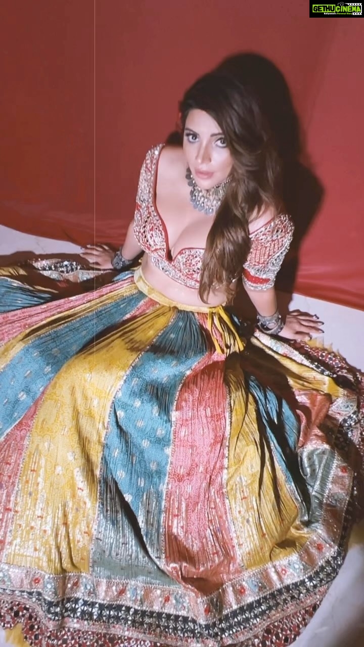 Shama Sikander Instagram - Ufff naino walon ne…😍🤩 Wearing-@kalkifashion Styled by-@simrankhera5 Hair- @hairbyrajabali #indian #fashion #songs #bollywood #nakhre ##diwalivibes #diwalireels #wakhre #haya #muhobbat #ishq #pyar #lovesong #aafat #desigirl #shamasikander #bollywood #actor