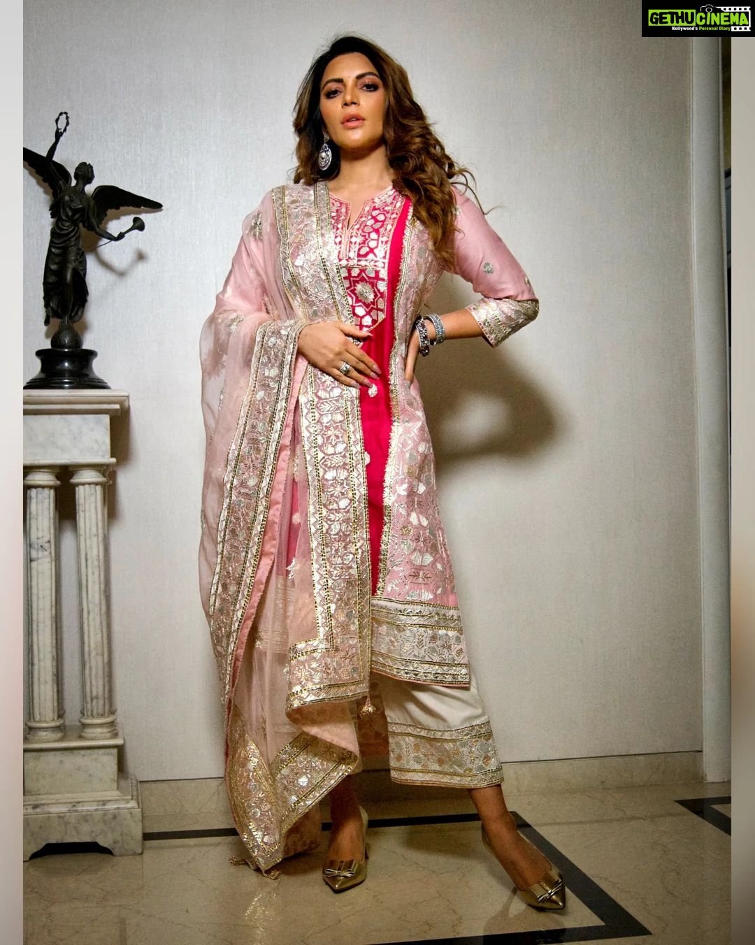 Shama Sikander Instagram - Did u say its #Diwali !!!🪔😃🤩🥰 Diwali #photodump Last night diwali fun🥳 . Make Up :- @jyotiiadvani.artistry Jewellery:- @argentumbeyou . #diwaliparty #lastnight #happiness #festivevibes #actorslife #influencer #shamasikander
