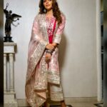 Shama Sikander Instagram - Did u say its #Diwali !!!🪔😃🤩🥰 Diwali #photodump Last night diwali fun🥳 . Make Up :- @jyotiiadvani.artistry Jewellery:- @argentumbeyou . #diwaliparty #lastnight #happiness #festivevibes #actorslife #influencer #shamasikander