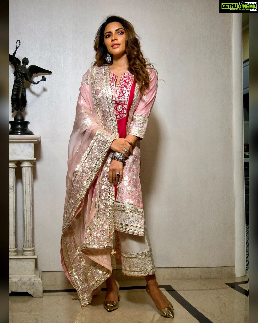 Shama Sikander Instagram - Did u say its #Diwali !!!🪔😃🤩🥰 Diwali #photodump Last night diwali fun🥳 . Make Up :- @jyotiiadvani.artistry Jewellery:- @argentumbeyou . #diwaliparty #lastnight #happiness #festivevibes #actorslife #influencer #shamasikander