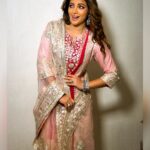 Shama Sikander Instagram - Did u say its #Diwali !!!🪔😃🤩🥰 Diwali #photodump Last night diwali fun🥳 . Make Up :- @jyotiiadvani.artistry Jewellery:- @argentumbeyou . #diwaliparty #lastnight #happiness #festivevibes #actorslife #influencer #shamasikander