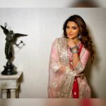 Shama Sikander Instagram - Did u say its #Diwali !!!🪔😃🤩🥰 Diwali #photodump Last night diwali fun🥳 . Make Up :- @jyotiiadvani.artistry Jewellery:- @argentumbeyou . #diwaliparty #lastnight #happiness #festivevibes #actorslife #influencer #shamasikander