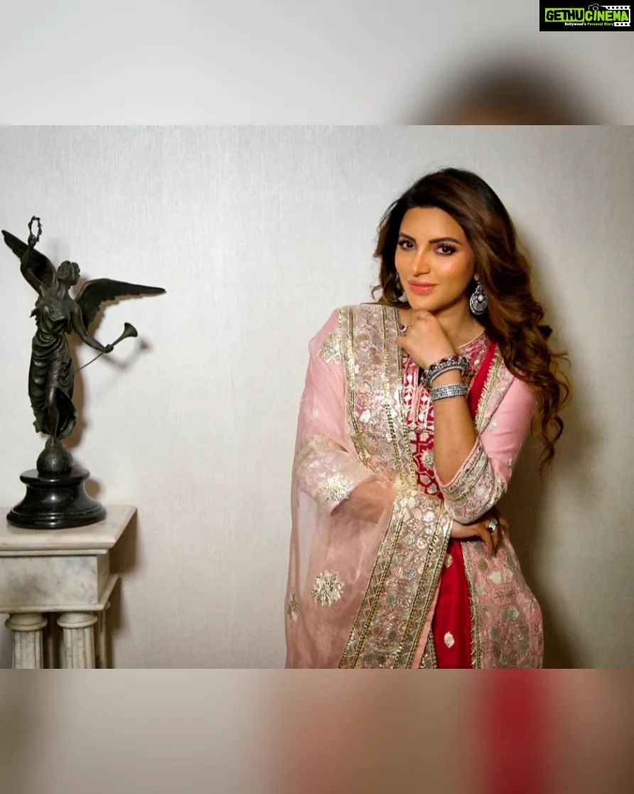 Shama Sikander Instagram - Did u say its #Diwali !!!🪔😃🤩🥰 Diwali #photodump Last night diwali fun🥳 . Make Up :- @jyotiiadvani.artistry Jewellery:- @argentumbeyou . #diwaliparty #lastnight #happiness #festivevibes #actorslife #influencer #shamasikander