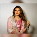 Shama Sikander Instagram - Did u say its #Diwali !!!🪔😃🤩🥰 Diwali #photodump Last night diwali fun🥳 . Make Up :- @jyotiiadvani.artistry Jewellery:- @argentumbeyou . #diwaliparty #lastnight #happiness #festivevibes #actorslife #influencer #shamasikander