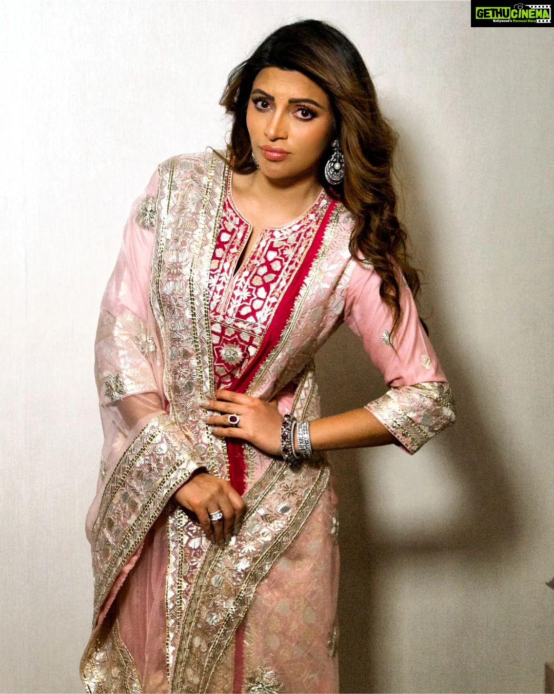 Shama Sikander Instagram - Did u say its #Diwali !!!🪔😃🤩🥰 Diwali #photodump Last night diwali fun🥳 . Make Up :- @jyotiiadvani.artistry Jewellery:- @argentumbeyou . #diwaliparty #lastnight #happiness #festivevibes #actorslife #influencer #shamasikander