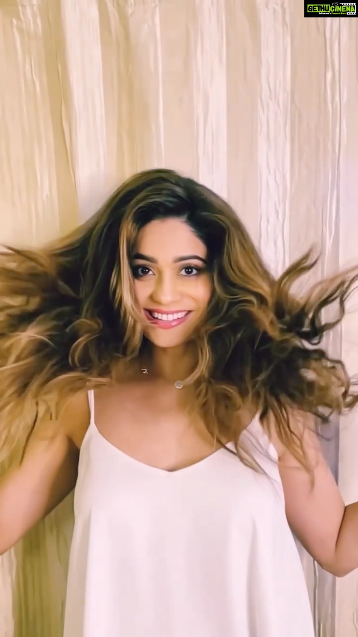 Shamita Shetty Instagram - Hairfall? Breakage? Damaged Hair? Ughhhhhhhhh........ these issues will never stop coming your way. Don’t worry, I got you with @ozivanutrition Hair Multivitamin Gummies! One gummy a day, healthy hair on your way. #plantbased #hairgummies #healthyhair #ozivanutrition #hartarahsebetter