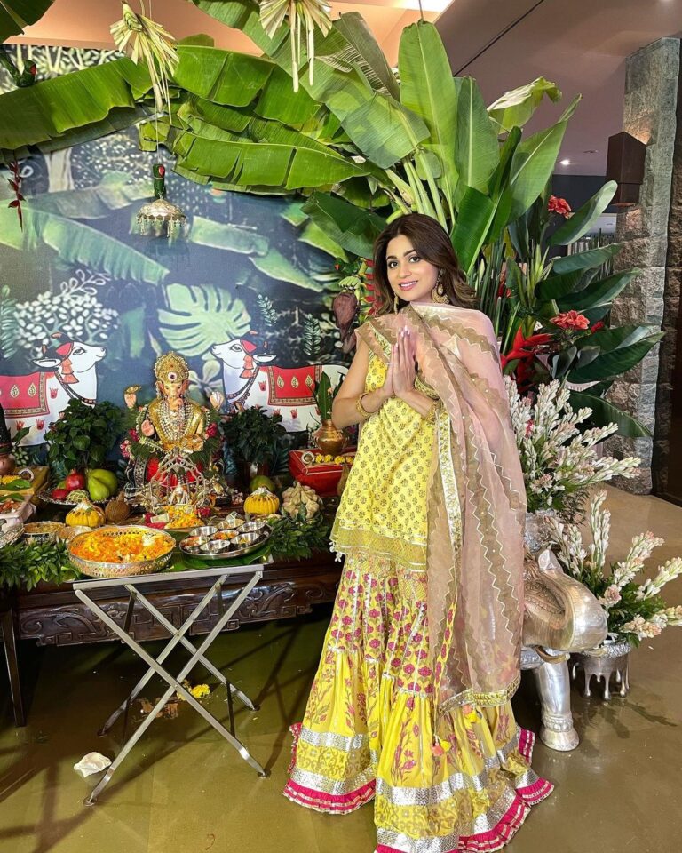 Shamita Shetty Instagram - Happy Ganesh Chaturthi.. may lord Ganesha remove all the obstacles and fill your lives with loads of peace and happiness always ❤️❤️❤️ M Outfit : @maayera_jaipur Jewellery: @anmoljewellers Styling: @anusoru @nidhikurda . . . . #ganeshchaturthi #ganesha #love #peace #prosperity #happytimes #blessed #familytime #festivals
