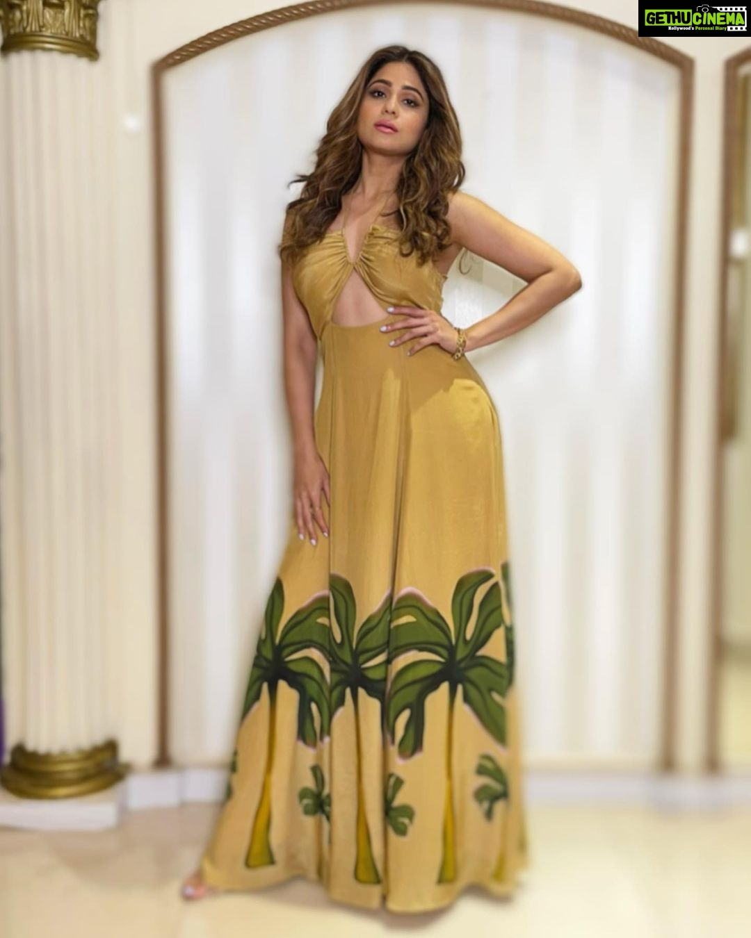 Shamita Shetty Instagram - ❤️ . . Outfit : @houseofmasaba . . #postoftheday #pictureoftheday #poser #workmode