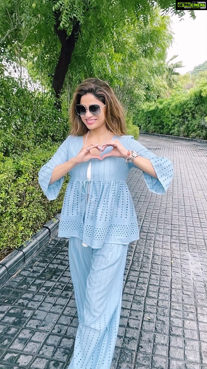 Shamita Shetty Instagram - When you do everything with love in your heart.. everything you do feels amazing ❤️🧿❤️ . . Outfit - @gulaalindia @viralmantra . #mondaymotivation #livelife #love #gratitude #lovealways #happiness #shamitastribe
