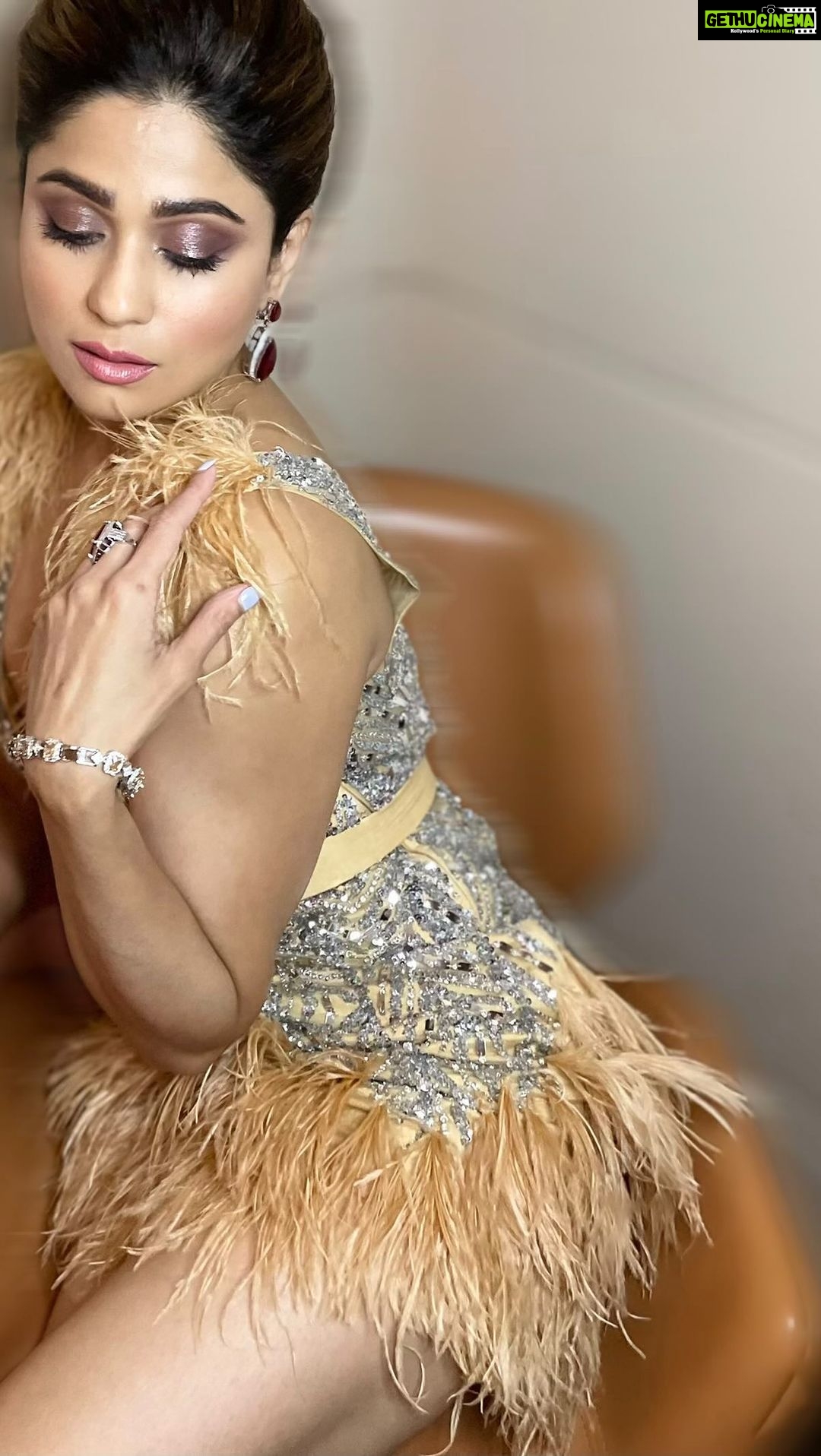 Shamita Shetty Instagram - Make them stop and stare📸🤩 . . . Outfit - @neeturohra_india @neeturohra Jewellery -@mozaati . . . #aboutlastnight #eventdiaries #colombo #srilanka #glamnight #lovealways