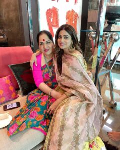 Shamita Shetty Instagram - Happy Ganesh Chaturthi.. may lord Ganesha remove all the obstacles and fill your lives with loads of peace and happiness always ❤️❤️❤️
 M
Outfit : @maayera_jaipur 
Jewellery: @anmoljewellers 
Styling: @anusoru 
@nidhikurda 

.
.
.
.
#ganeshchaturthi #ganesha #love #peace #prosperity #happytimes #blessed #familytime #festivals