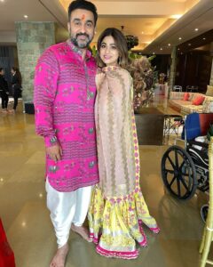 Shamita Shetty Instagram - Happy Ganesh Chaturthi.. may lord Ganesha remove all the obstacles and fill your lives with loads of peace and happiness always ❤️❤️❤️
 M
Outfit : @maayera_jaipur 
Jewellery: @anmoljewellers 
Styling: @anusoru 
@nidhikurda 

.
.
.
.
#ganeshchaturthi #ganesha #love #peace #prosperity #happytimes #blessed #familytime #festivals