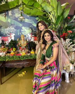 Shamita Shetty Instagram - Happy Ganesh Chaturthi.. may lord Ganesha remove all the obstacles and fill your lives with loads of peace and happiness always ❤️❤️❤️
 M
Outfit : @maayera_jaipur 
Jewellery: @anmoljewellers 
Styling: @anusoru 
@nidhikurda 

.
.
.
.
#ganeshchaturthi #ganesha #love #peace #prosperity #happytimes #blessed #familytime #festivals