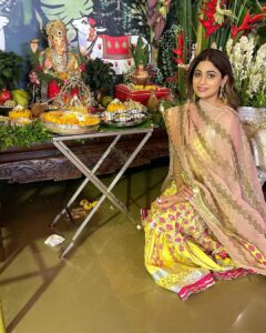 Shamita Shetty Instagram - Happy Ganesh Chaturthi.. may lord Ganesha remove all the obstacles and fill your lives with loads of peace and happiness always ❤️❤️❤️
 M
Outfit : @maayera_jaipur 
Jewellery: @anmoljewellers 
Styling: @anusoru 
@nidhikurda 

.
.
.
.
#ganeshchaturthi #ganesha #love #peace #prosperity #happytimes #blessed #familytime #festivals