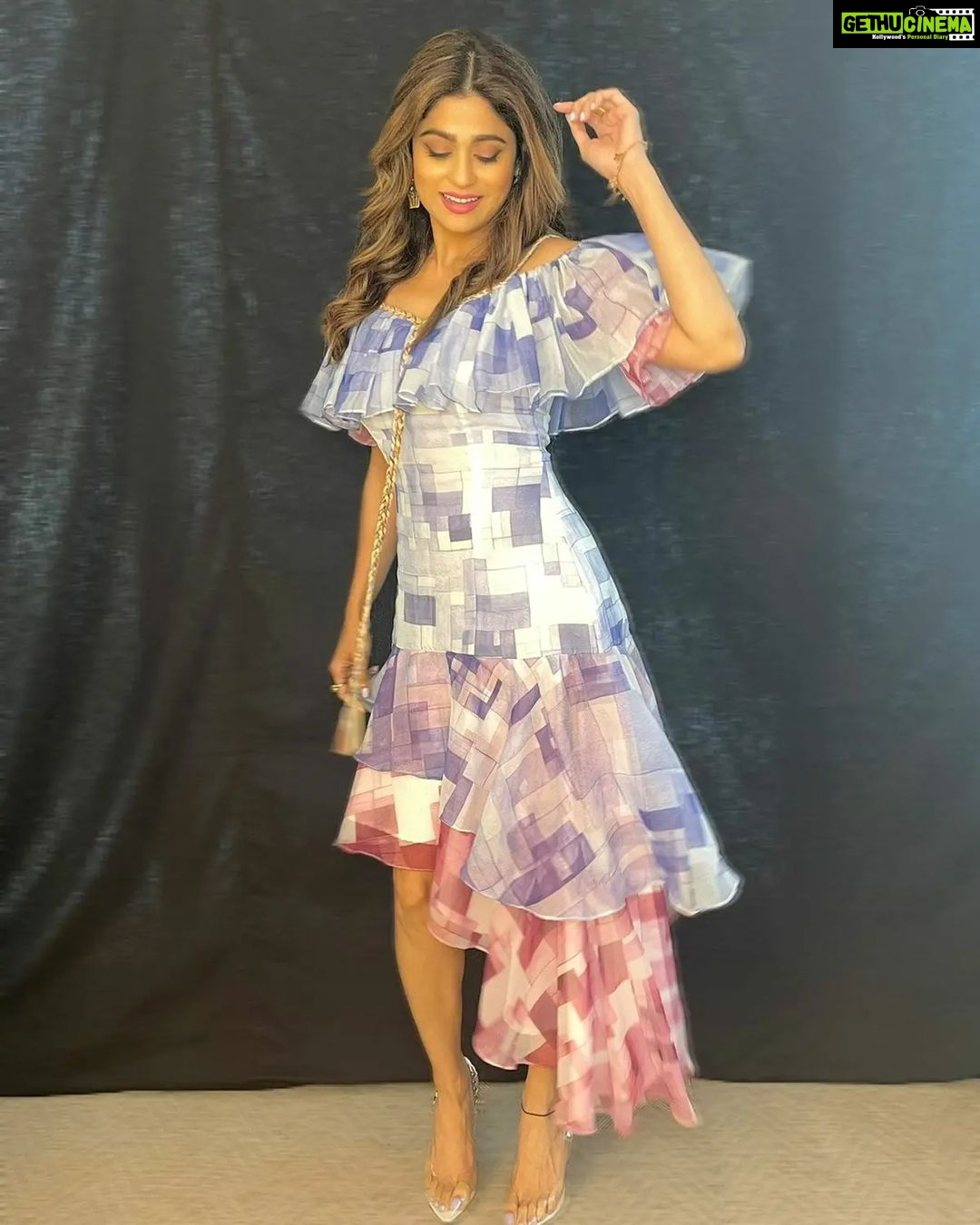 Shamita Shetty Instagram - 💙💙💙 . . Hair: @ashisbogi Outfit: @mero.studio Jewellery: @azotiique Heels: @londonrag_in Stylist: @stylebysaachivj Asst.: @styledbynikinagda @nehha_o . . #glamup #shootmode #workmode #happiness #colors #vibe #lovealways