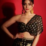 Shamita Shetty Instagram - ❤️ Outfit : @masabagupta @houseofmasaba Jewellery: @anmoljewellers Hair accessories: @kushalsfashionjewellery Hair : my lovely @kantamotwani @kromakaysalon 📸 @visualaffairs_va . . . . . #diwalinights #parties #blackmagic #ootn #love #gratitude