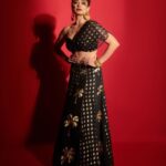 Shamita Shetty Instagram - ❤️ Outfit : @masabagupta @houseofmasaba Jewellery: @anmoljewellers Hair accessories: @kushalsfashionjewellery Hair : my lovely @kantamotwani @kromakaysalon 📸 @visualaffairs_va . . . . . #diwalinights #parties #blackmagic #ootn #love #gratitude