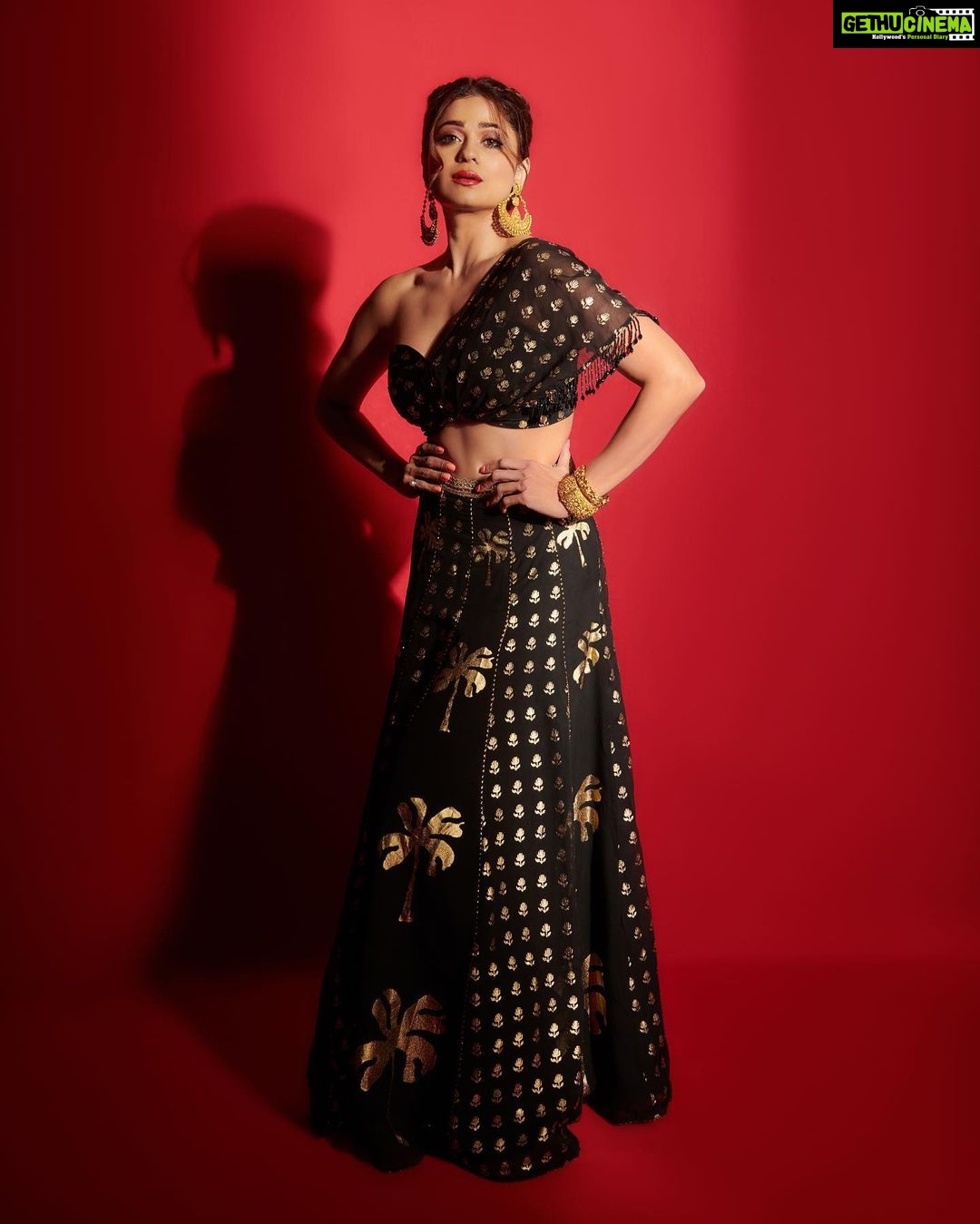 Shamita Shetty Instagram - ❤️ Outfit : @masabagupta @houseofmasaba Jewellery: @anmoljewellers Hair accessories: @kushalsfashionjewellery Hair : my lovely @kantamotwani @kromakaysalon 📸 @visualaffairs_va . . . . . #diwalinights #parties #blackmagic #ootn #love #gratitude