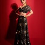 Shamita Shetty Instagram - ❤️ Outfit : @masabagupta @houseofmasaba Jewellery: @anmoljewellers Hair accessories: @kushalsfashionjewellery Hair : my lovely @kantamotwani @kromakaysalon 📸 @visualaffairs_va . . . . . #diwalinights #parties #blackmagic #ootn #love #gratitude