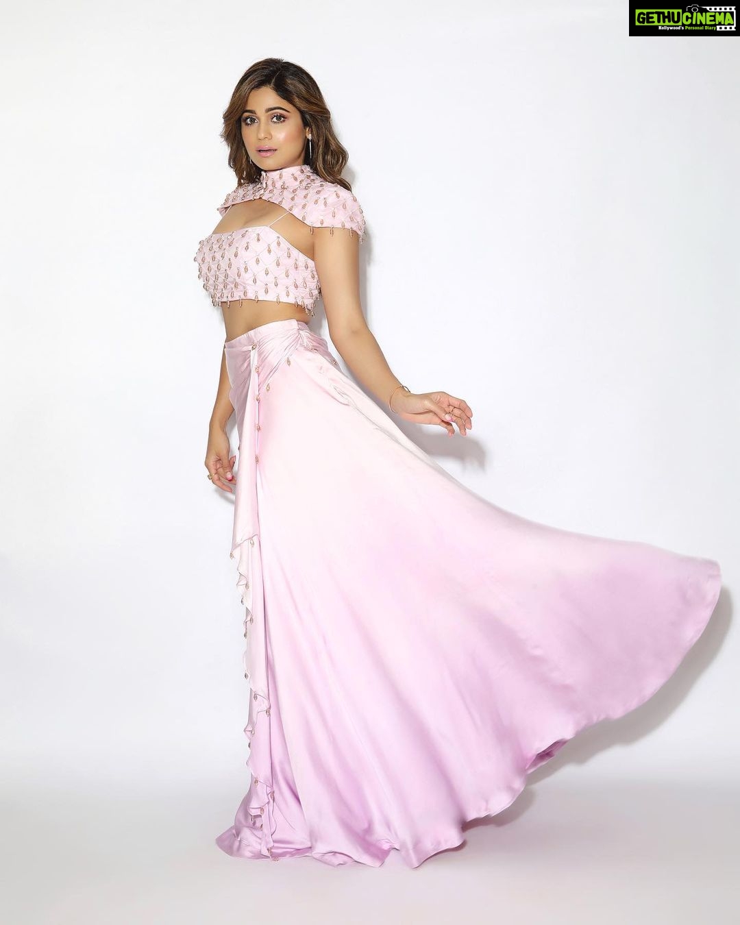 Shamita Shetty Instagram - Sparkle every single day ! β¨π π @hardikaparmarofficial jewelry @gehnajewellers1 π @paioshoes Styled by @styledbychandani @style.cell Assisted by @thecrazy_fattygirl @neonasanjaybahri Hair @kromakaysalon Photography by @amey_ghatge . . . . #aboutlastnight #lokmatmoststylish #ootn #sparkle #glitz #goodvibes #lifeisgood