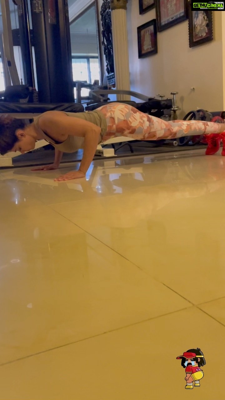 Shamita Shetty Instagram - Pushhhhhh Up β¬οΈ Life is all about Pushing Upwards...Come What May πͺ I got injured in the shoulder 9 months back and never thought I would be able to perform push ups ever.....NOW....Here I Am πͺπ¦πͺπ» Am not giving up ever π . . . . #pushup #fitness #strong #mondaymotivation #fitnessmotivation #gymgirl #nevergiveup #reelsinstagram