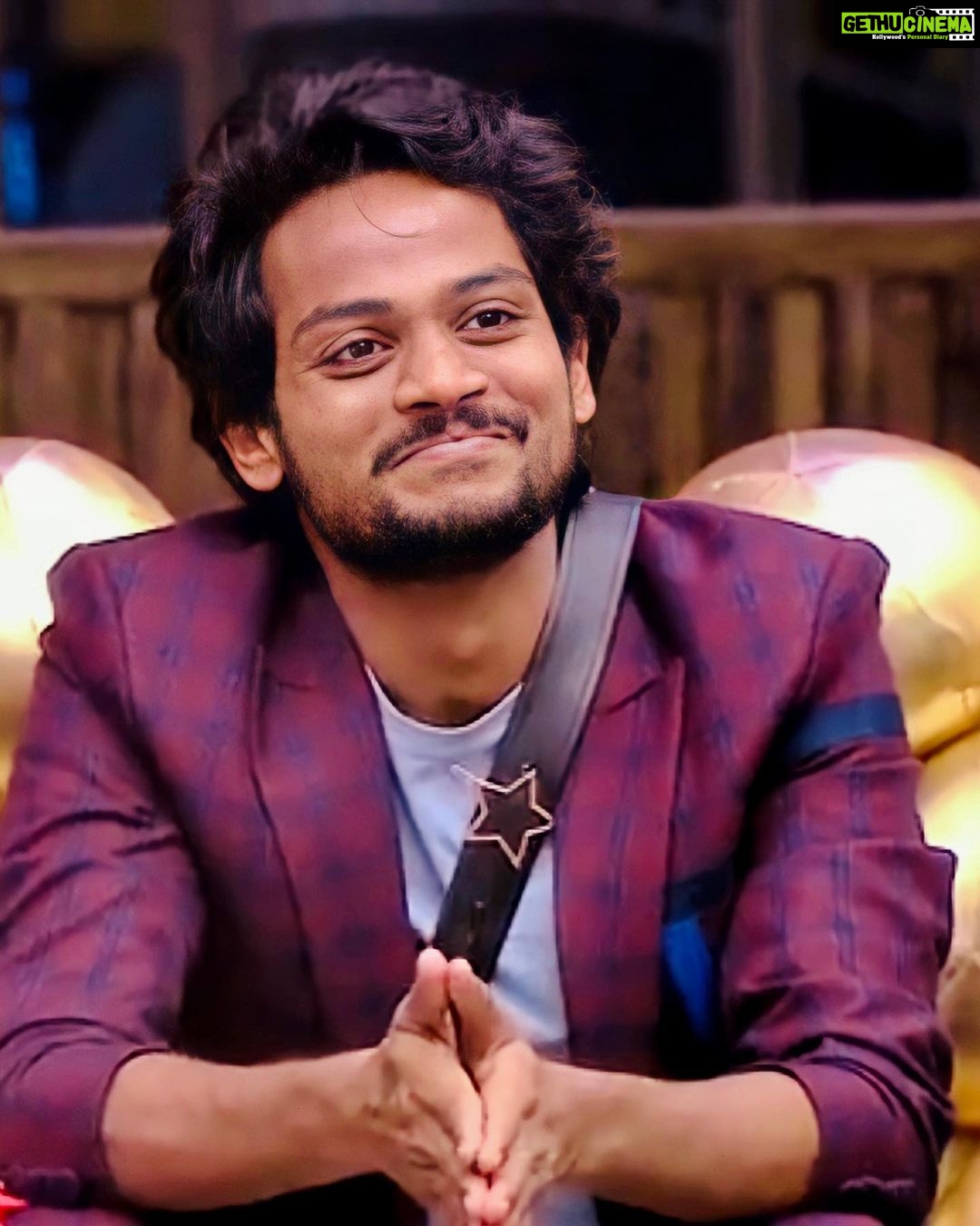 Shanmukh Jaswanth Kandregula Instagram - Shan-mukh! Nagarjuna garu rightly said during his intro to biggboss that Shanmukh means 6 faces and waiting to see all his faces. In this 50 days journey we have seen 3 faces of shannu for sure, let’s start voting for him to see the balance 3 faces. Voting Shuru! #voteforshannu . . . . . . . . . . . . . . . #shannu #biggboss #shannu_7 #shanmukhjaswanth #shannu❤️ #biggboss5telugu #bigbosstelugu