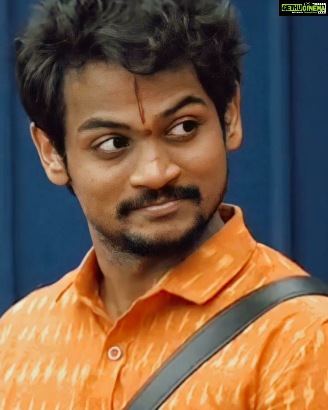 Shanmukh Jaswanth Kandregula Instagram - Introducing:- ๐ฆ๐ต๐ฎ๐ป๐บ๐๐ธ๐ต๐ฎ ๐ฆ๐ฎ๐๐๐ฟ๐ ๐ฌ ! Occupation :- ๐ ๐ฎ๐ฟ๐ฟ๐ถ๐ฎ๐ด๐ฒ ๐ฏ๐ฟ๐ผ๐ธ๐ฒ๐ฟ Fav Punchline :- ๐ ๐ฒ๐ฒ๐ฟ๐ ๐๐ฎ๐บ๐ฝ๐ฟ๐ฎ๐ฑ๐ฎ๐๐ฎ๐ป๐ด๐ฎ ๐ฐ๐ต๐๐๐๐ฒ๐ ๐ฎ๐น๐ฎ๐ป๐ฎ๐ ๐ธ๐ฎ๐ป๐ถ๐ฝ๐ถ๐๐๐๐ฑ๐ถ !! ๐ . . . . #shannu_7 #shanmukhjaswanth #shannu #bigboss5 #bigbosstelugu5 #biggboss5telugu