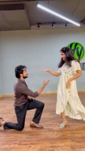 Shanmukh Jaswanth Kandregula Instagram - Megham karukatha 😍
With Very talented @mrinali_kiran 😃

#shannu #dance #meghamkarukkatha #dhanush
