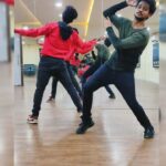 Shanmukh Jaswanth Kandregula Instagram - Mera tu hi hai bus Yara ❤️ Chala rojulu tharwatha dance. Felt so good ❤️ Choreography : @naidu_gari_abhaiii ❤️ D. O. P : @prithvi_jhakaas hassan. . . . . . . . #dance #dancers #dancelife #danceindia #choreography #sakhiyaan #explore #hyderabad #shannu