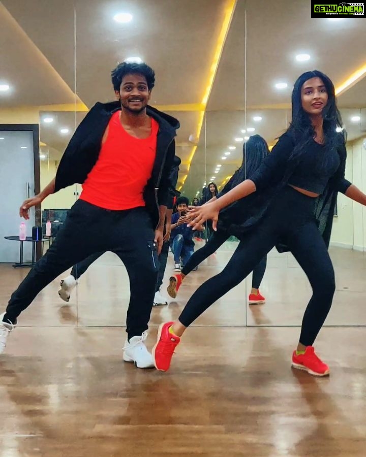 Shanmukh Jaswanth Kandregula Instagram - YUMMY β€οΈ with THE @nanditakaviti20 πβπ» After 5 years? π
Choreography by the duo @naidu_gari_abhaiii @adil_shaan β€οΈβ€οΈ . . . . . . #dance #dancers #dancelife #choreography #choreographer #justinbieber #yummy #summerwalker #trending #explore #shannu