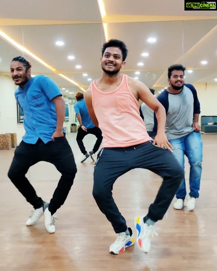 Shanmukh Jaswanth Kandregula Instagram - Hoyna Hoyna β€οΈ New Favourite Song π€π»β€οΈ Next ey song? π¬ The Choreographers π€π»π€π»π€π» @saathwik.somalanka n @rajendraraj6424 The Amazing Dop : @swethaa_naidu β€οΈ . . . . #dance #dancers #dancelife #tollywood #telugucinema #choreography #nameisnani #explore