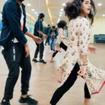 Shanmukh Jaswanth Kandregula Instagram - Dimak Karaab 🤘🏻😀 @deepthi_sunaina Chala rojulaki ❤️ Choreography : @rajendraraj6424 Next ey song ki dance cheyali? . . . #dance #dancers #dancelife #tollywood #ismartshankar #hyderabad #explore