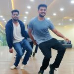 Shanmukh Jaswanth Kandregula Instagram - Psycho saiyaan 🖤 Choreo by @rajendraraj6424 ❤️ Sardaga ala practice anamata 😁 . . . . . #dance #dancer #dancelife #danceindia #bollywood #bollywooddance #tollywood #sahoo #prabhas #shraddhakapoor #psychosaiyaan
