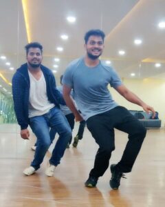 Shanmukh Jaswanth Kandregula Instagram - Psycho saiyaan 🖤 Choreo by @rajendraraj6424 ❤️ Sardaga ala practice anamata 😁 . . . . . #dance #dancer #dancelife #danceindia #bollywood #bollywooddance #tollywood #sahoo #prabhas #shraddhakapoor #psychosaiyaan