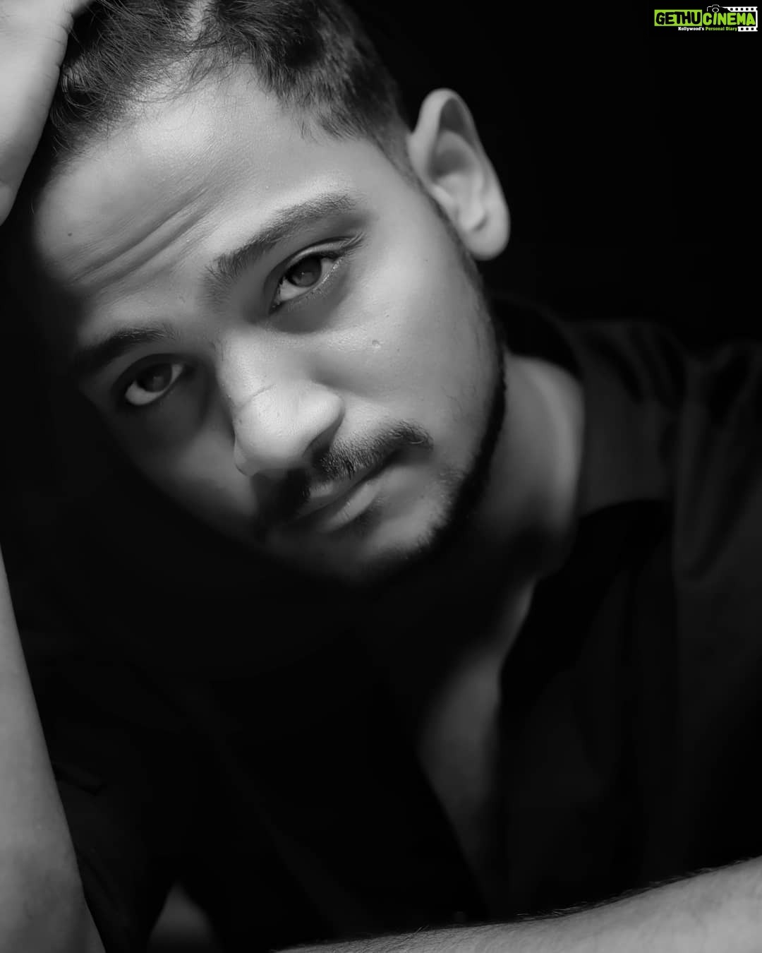 Shanmukh Jaswanth Kandregula Instagram - 🖤 #black #instagram #shannu