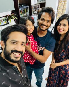 Shanmukh Jaswanth Kandregula Instagram - Gratitude Post ! 
Gave him names but he always gave me love ! Thank you @anchorravi_offl for everything and a New Hoodie :P 
Thank you for the lunch vadina @nitya.saxena1186 and cutielu @viyaofficial 💙