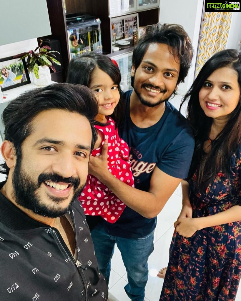 Shanmukh Jaswanth Kandregula Instagram - Gratitude Post ! Gave him names but he always gave me love ! Thank you @anchorravi_offl for everything and a New Hoodie :P Thank you for the lunch vadina @nitya.saxena1186 and cutielu @viyaofficial 💙 Hyderabad