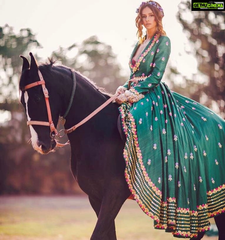 Shibani Dandekar Instagram - my #GameOfThrones moment with this beauty ❤ shot by @gauravsawn outfit by @papadontpreachbyshubhika makeup @inherchair hair @azima_toppo 👑🐴