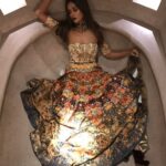 Shibani Dandekar Instagram - 🛀 #bathtime @falgunishanepeacock @falgunipeacock @shanepeacock choker by @outhousejewellery shoes by @chloe photo by @aruns1 tub by @fairmont.jaipur 🖤