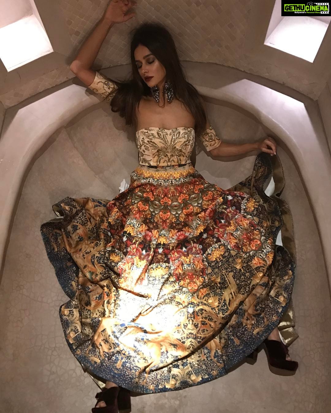 Shibani Dandekar Instagram - 🛀 #bathtime @falgunishanepeacock @falgunipeacock @shanepeacock choker by @outhousejewellery shoes by @chloe photo by @aruns1 tub by @fairmont.jaipur 🖤