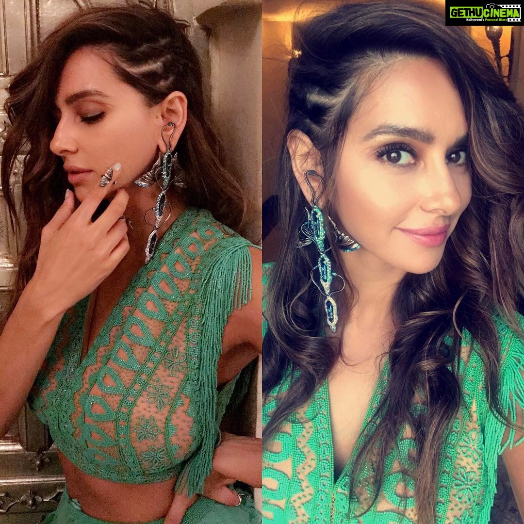 Shibani Dandekar Instagram - Feeling pretty fly in these jewels by @outhousejewellery 🦋 and outfit by @surilyg 💚 🙌🏽